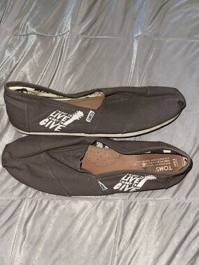 TOMS Slip‑Ons Men’s 11.5 Gray Canvas “Live to Give” Graphic Casual Comfort Shoes